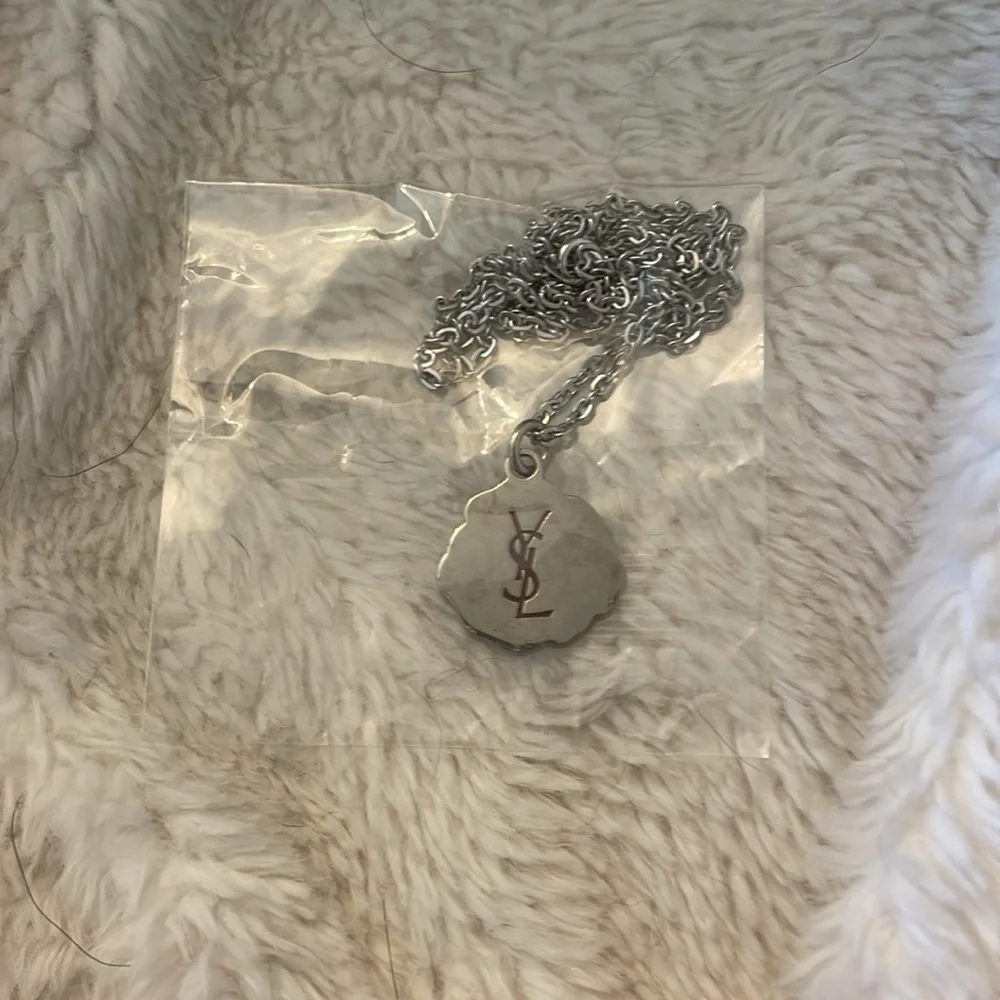 100% Authentic Yves Saint Laurent Small Chain Link Rose Necklace - Picture 2 of 3